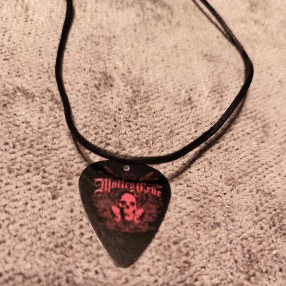 MOTLEY CRUE GUITAR PICK NECKLACE - EARRINGS SET - Picture 1 of 2